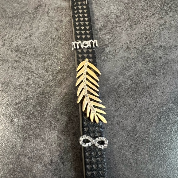 Keep collective bracelet with all the charms included. - Picture 2 of 5